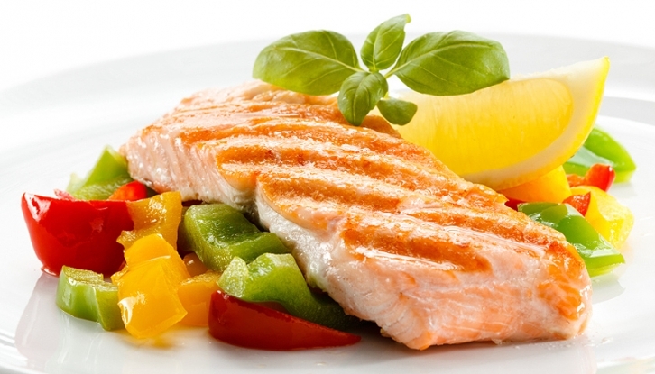 Gegrillter Lachs mit Gemüse