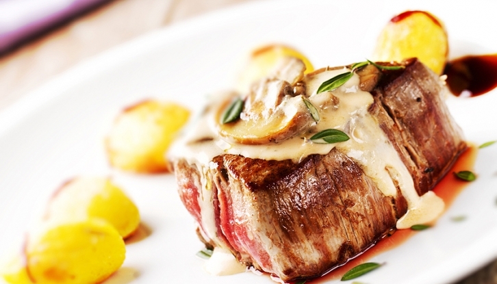 Rinderfilet mit Pilzrahmsauce und Kartoffeln